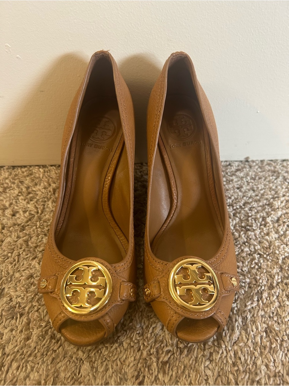 Tory Burch Cognac Leather Peep-Toe Heels with Gold Logo size 7.5 M